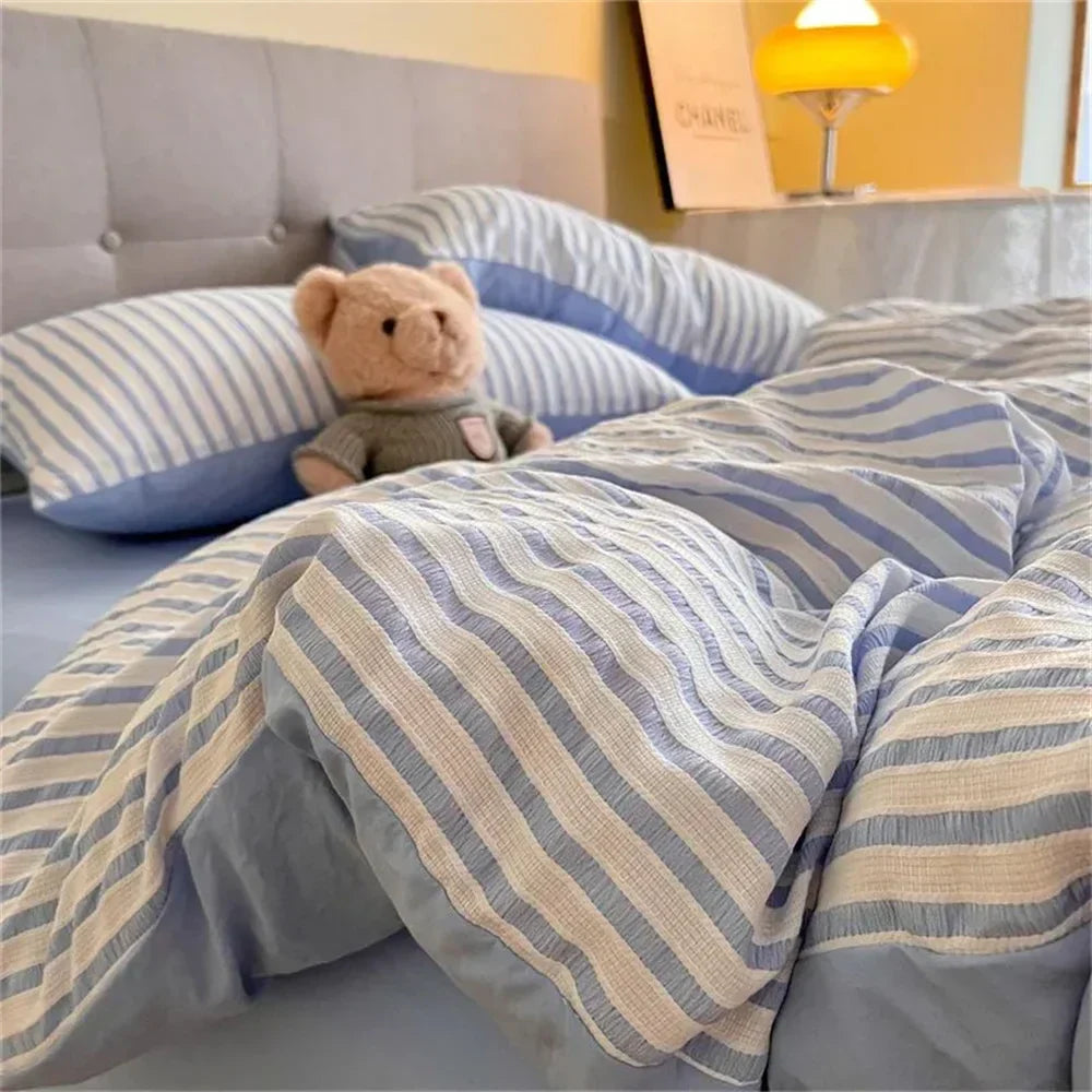Junips | Minimalistic Striped Bed Set
