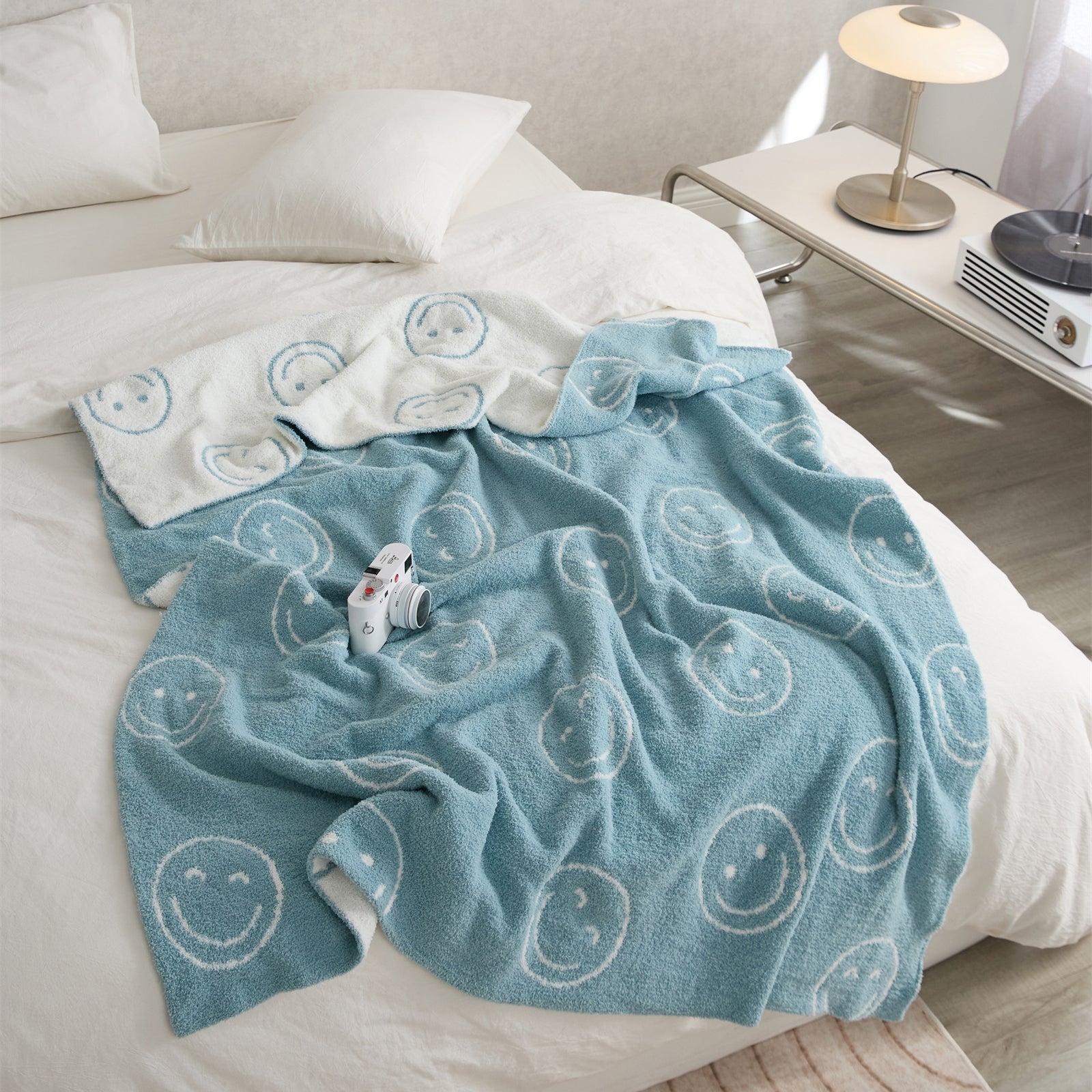 Junips | Smiley Blanket