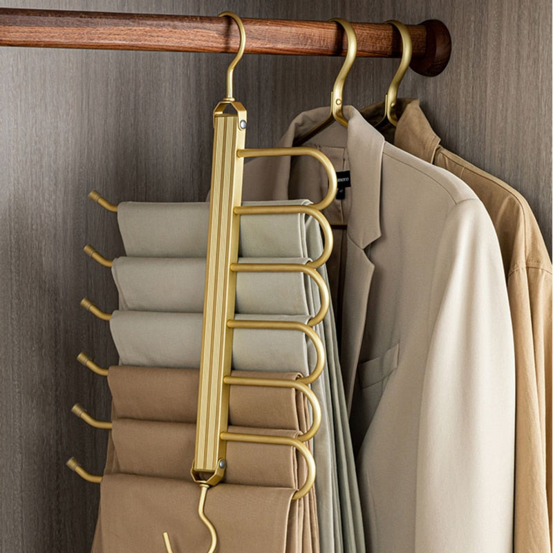 Junips | Space-saving trouser hangers from Gardudu made of aluminum