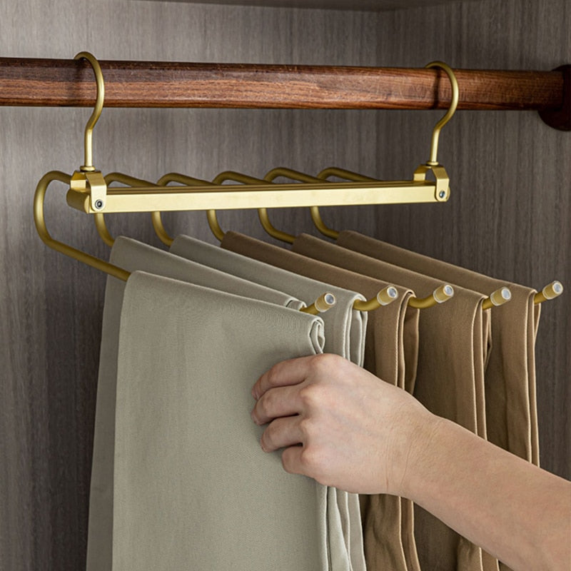 Junips | Space-saving trouser hangers from Gardudu made of aluminum
