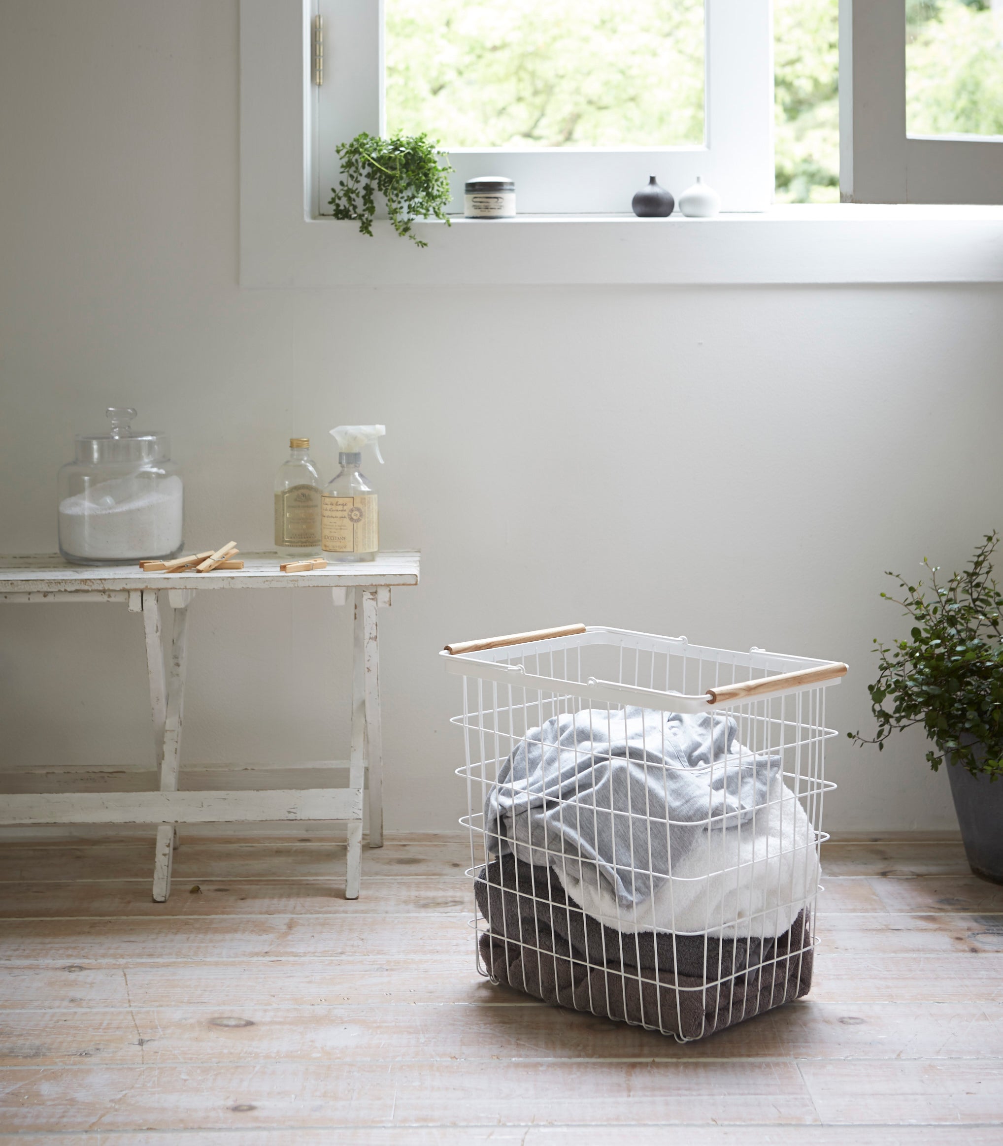 Junips | Wire basket - Two sizes - Steel + Wood