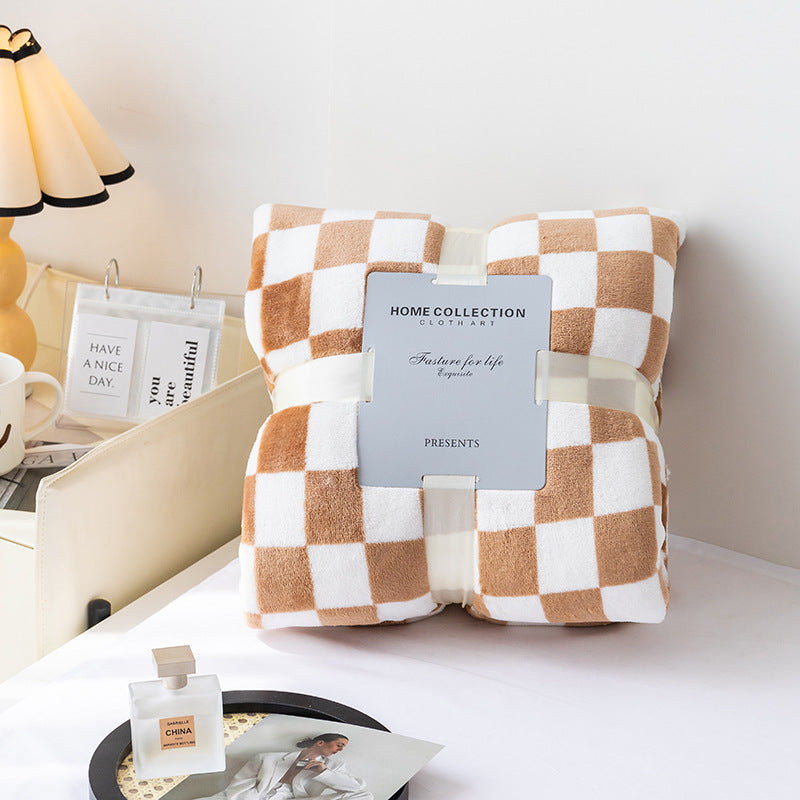 Junips | Stylish blanket in checkered pattern for your home