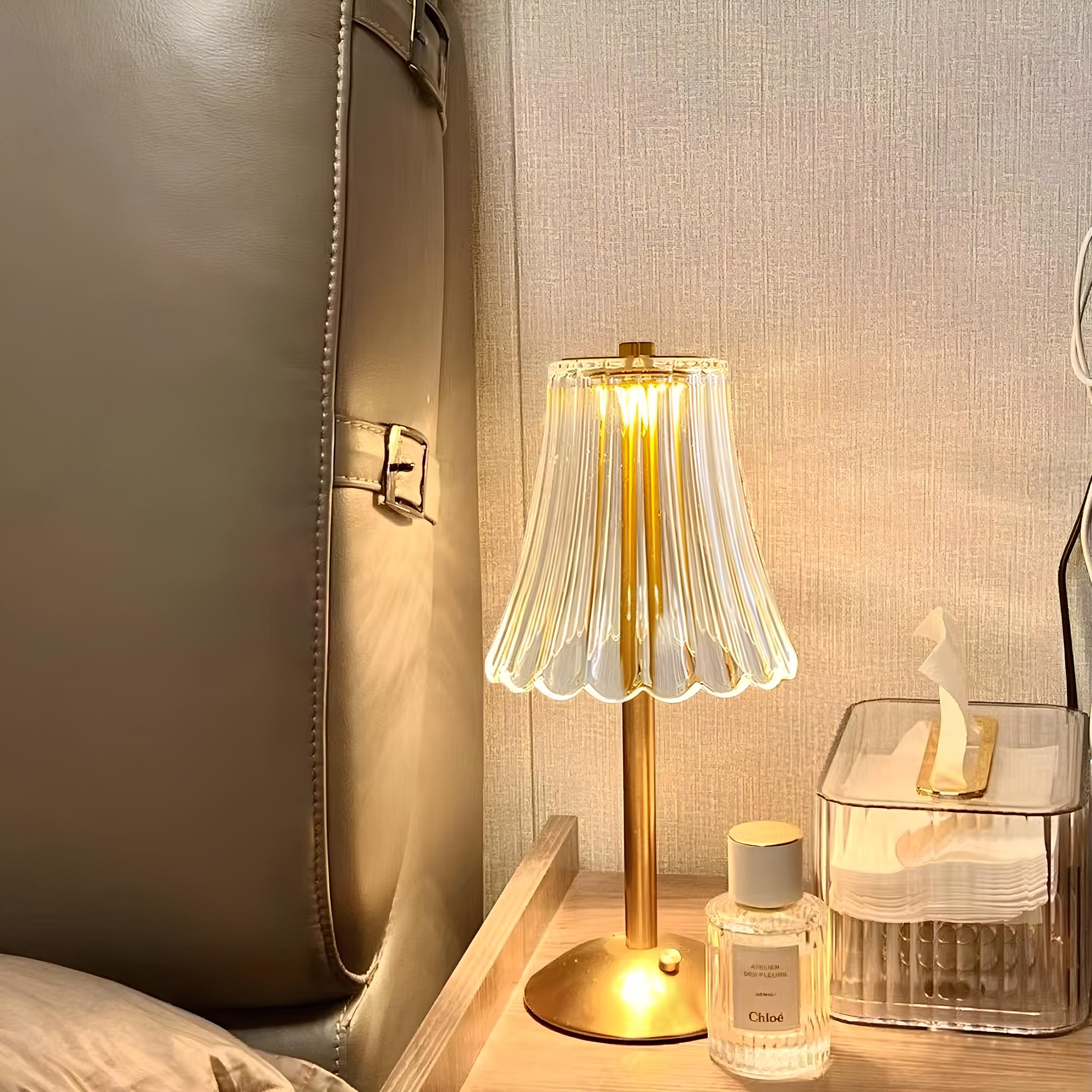 Junips | Crystal table lamp with warm light and built-in battery