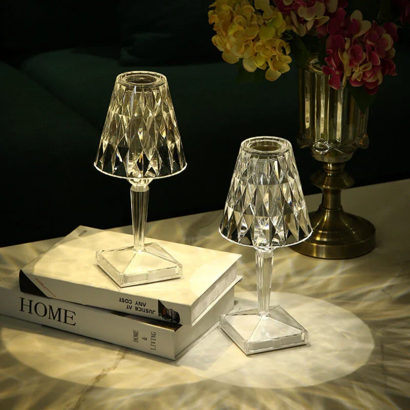 Junips | Chic Table Lamp with Crystal Design - CrystalLuxe