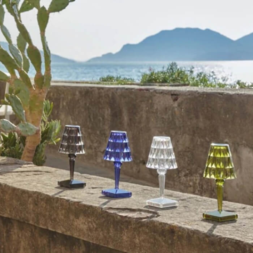 Junips | Chic Table Lamp with Crystal Design - CrystalLuxe