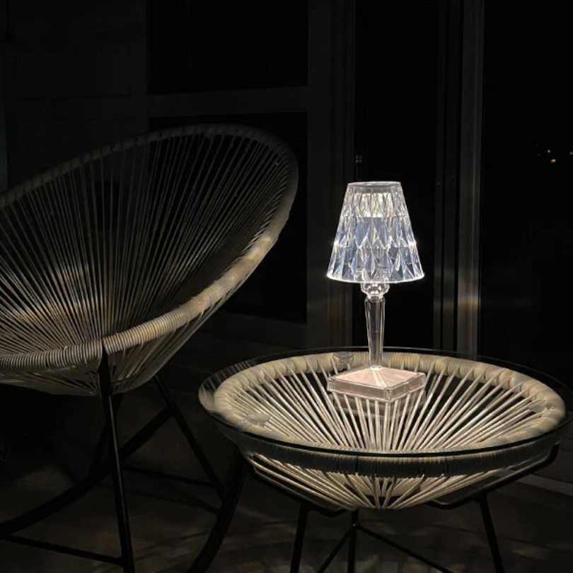 Junips | Chic Table Lamp with Crystal Design - CrystalLuxe