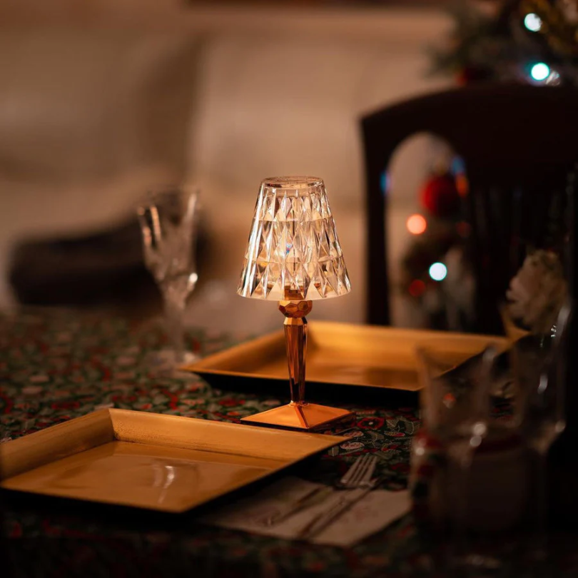 Junips | Chic Table Lamp with Crystal Design - CrystalLuxe