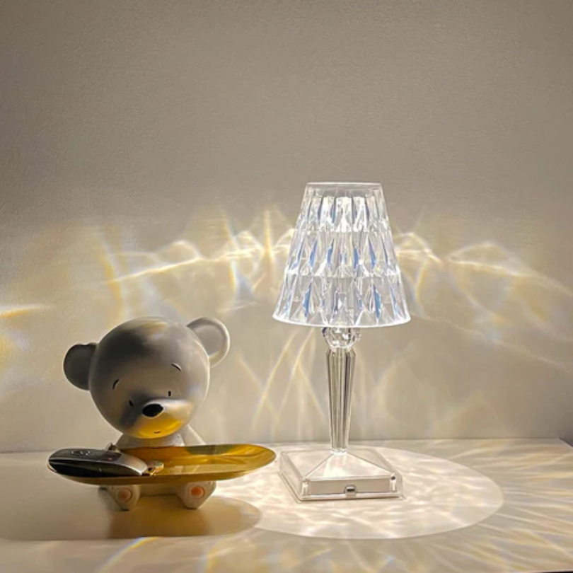 Junips | Chic Table Lamp with Crystal Design - CrystalLuxe