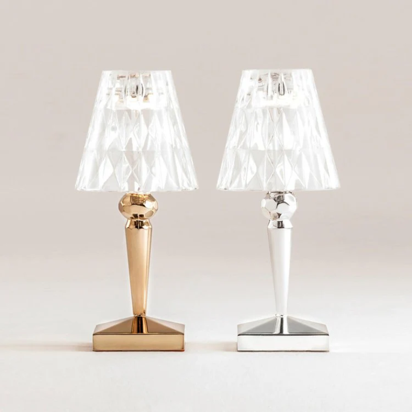 Junips | Chic Table Lamp with Crystal Design - CrystalLuxe