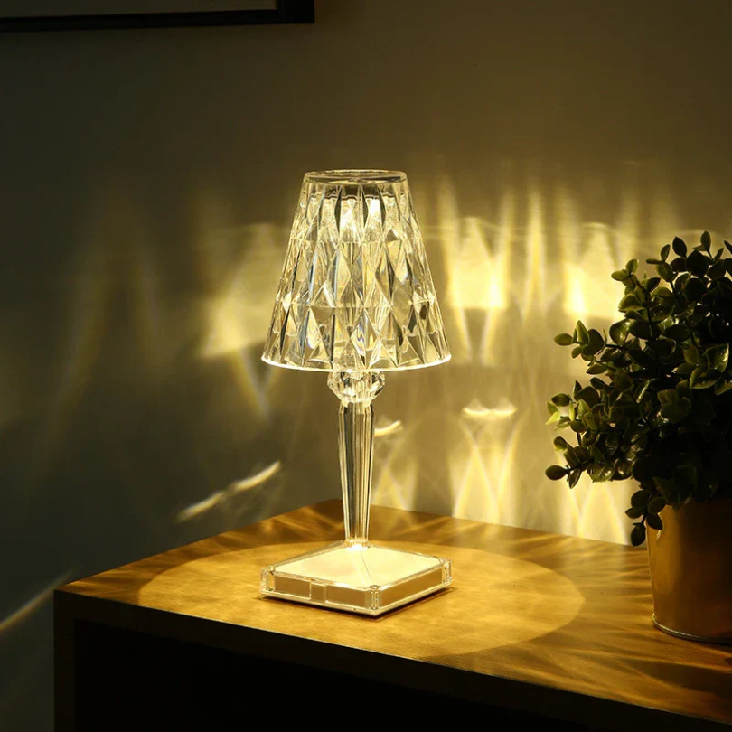 Junips | Chic Table Lamp with Crystal Design - CrystalLuxe