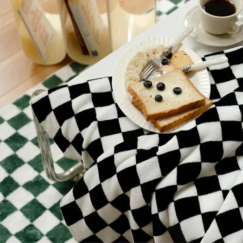 Junips | Classic Checkered Pattern Sofa Blanket