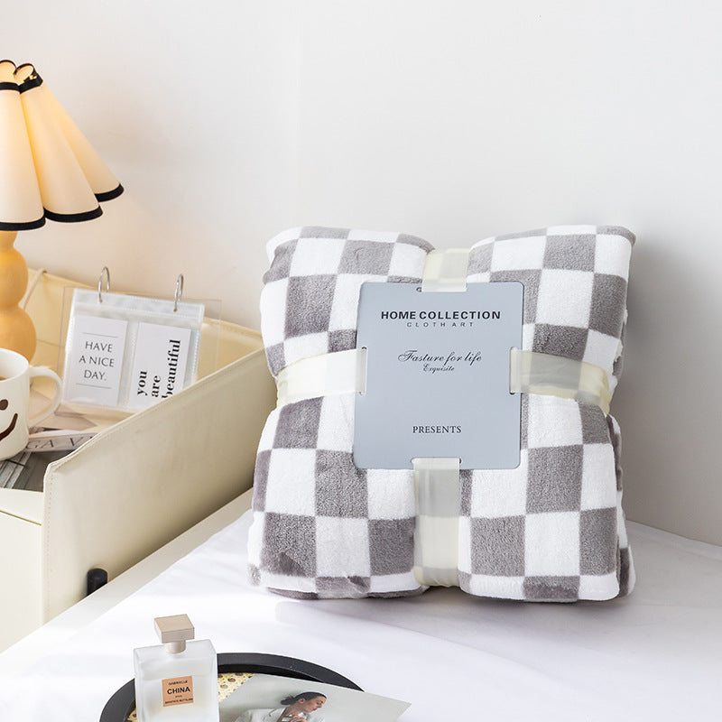 Junips | Stylish blanket in checkered pattern for your home