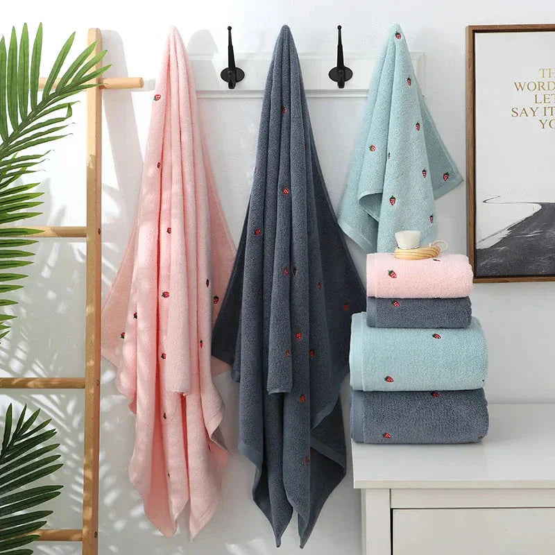 Junips | Strawberry Bath Towels