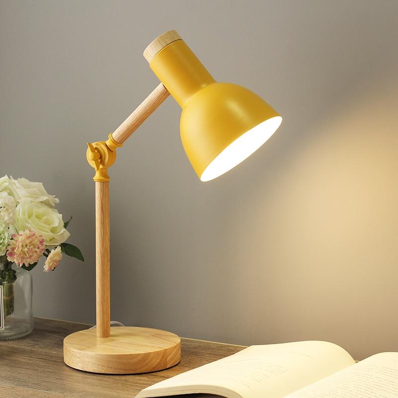 Junips | Table lamp with wooden finish in Nordic style