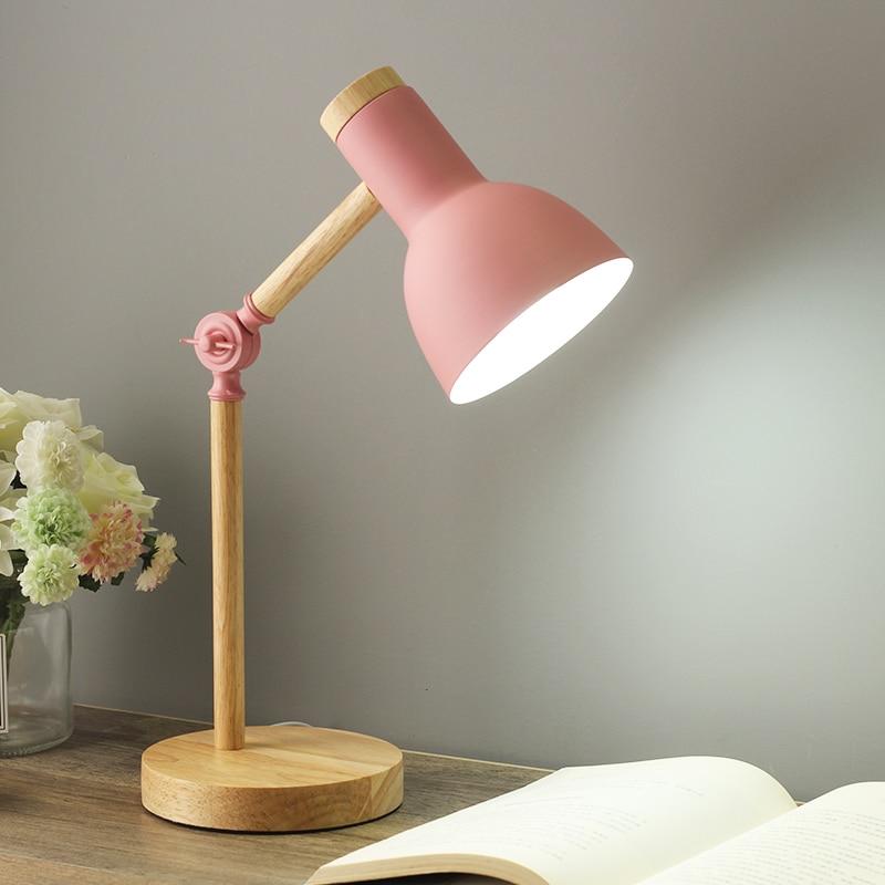 Junips | Table lamp with wooden finish in Nordic style