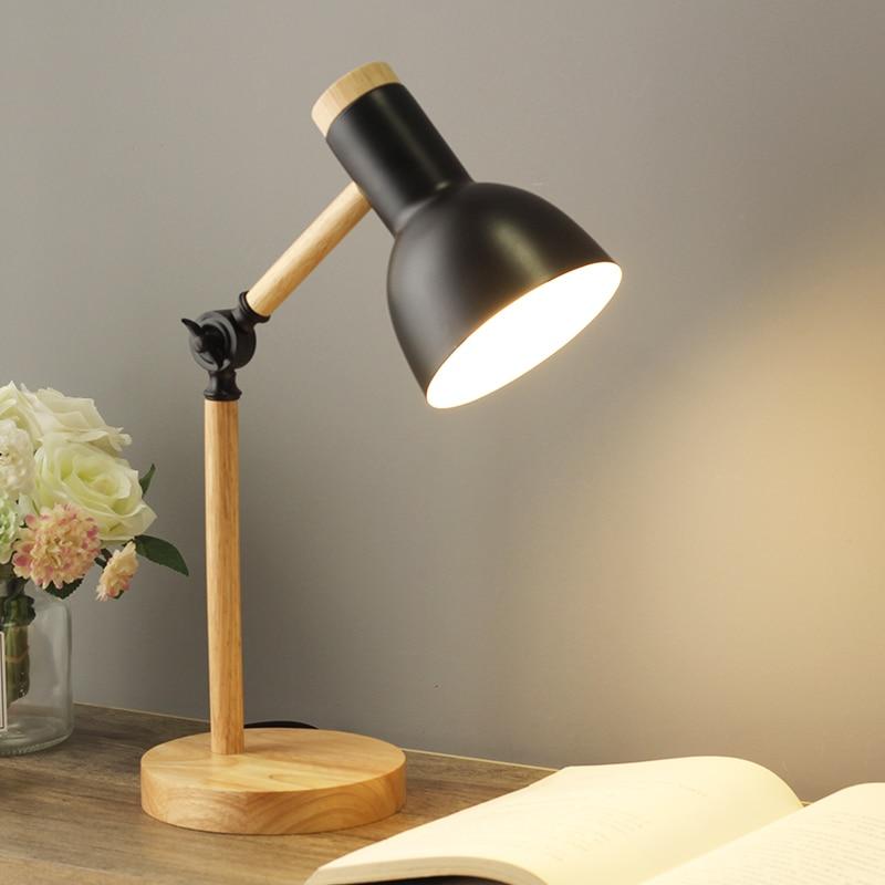 Junips | Table lamp with wooden finish in Nordic style