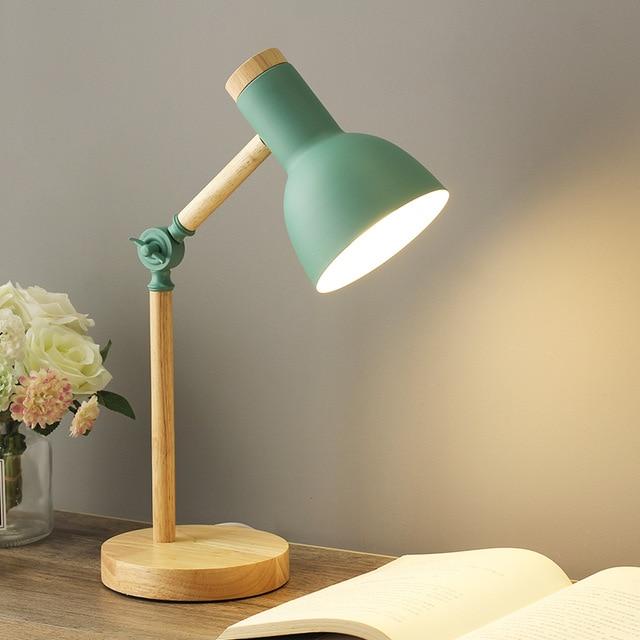 Junips | Table lamp with wooden finish in Nordic style