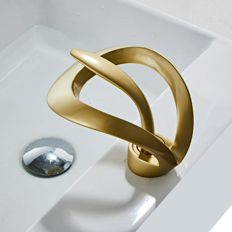 Junips | Modern curved bathroom faucet