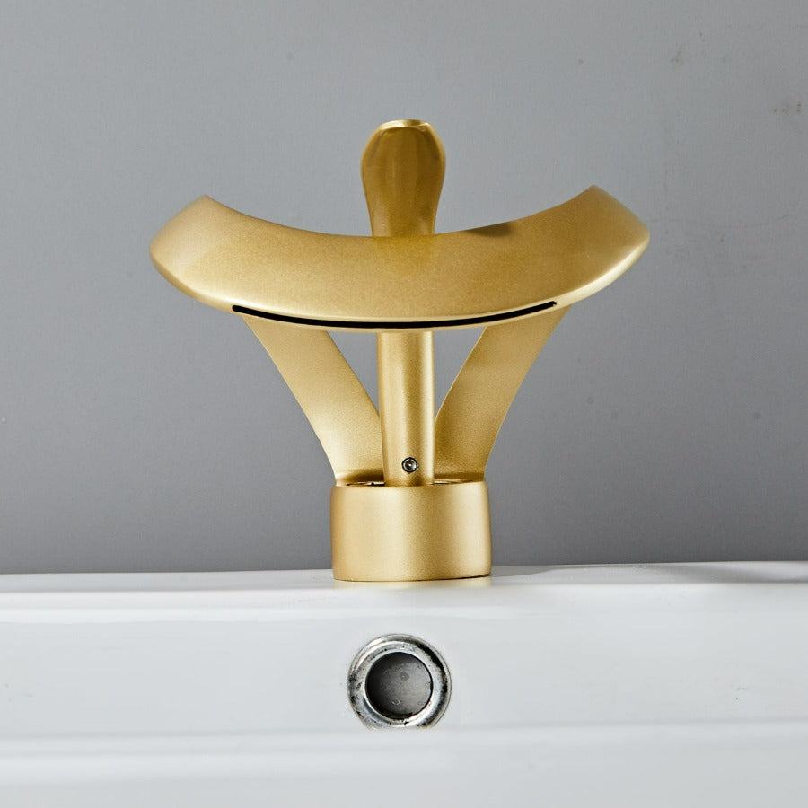 Junips | Modern curved bathroom faucet