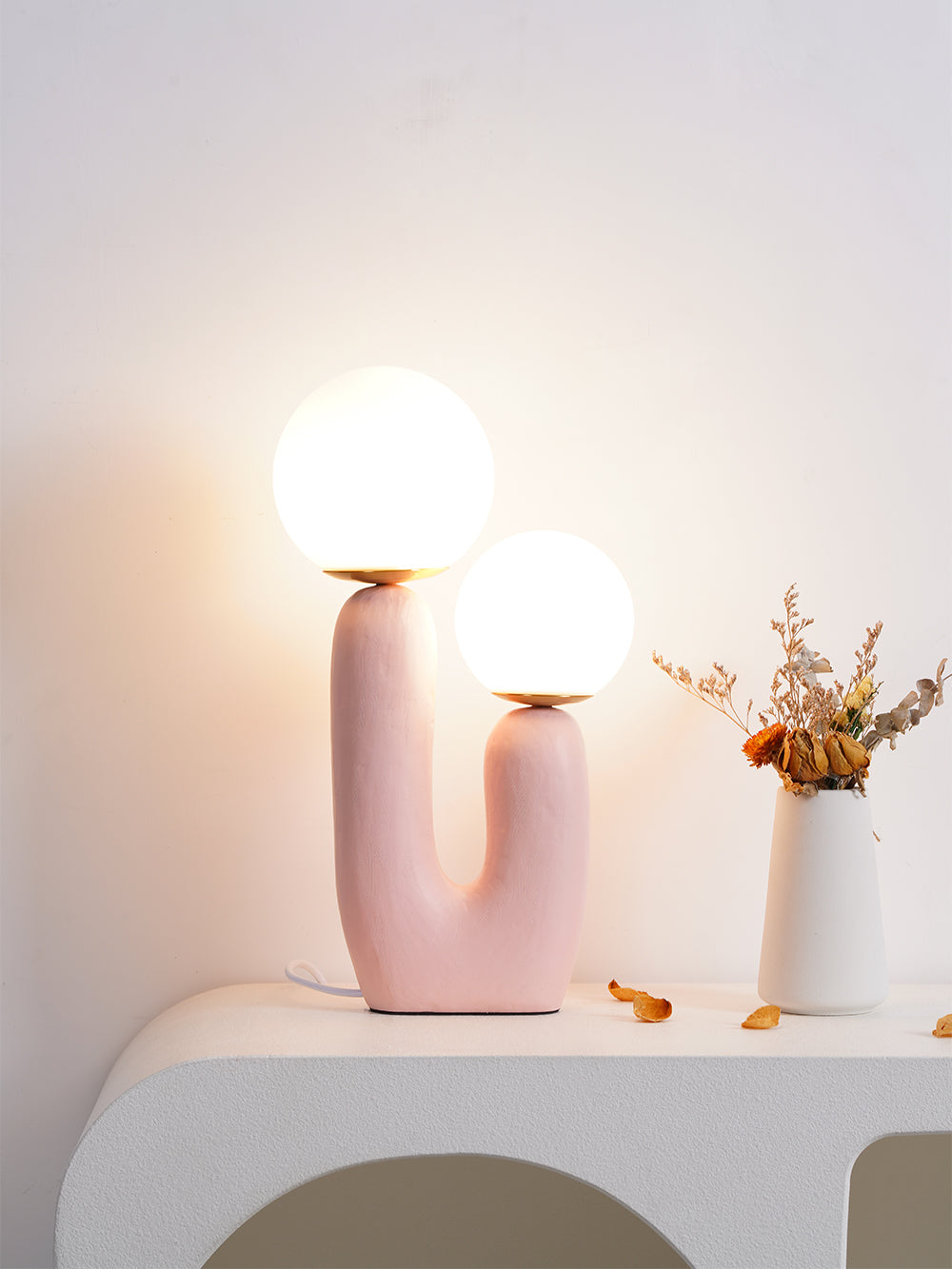 Junips | Contemporary Style Table Lamp with Natural Accent
