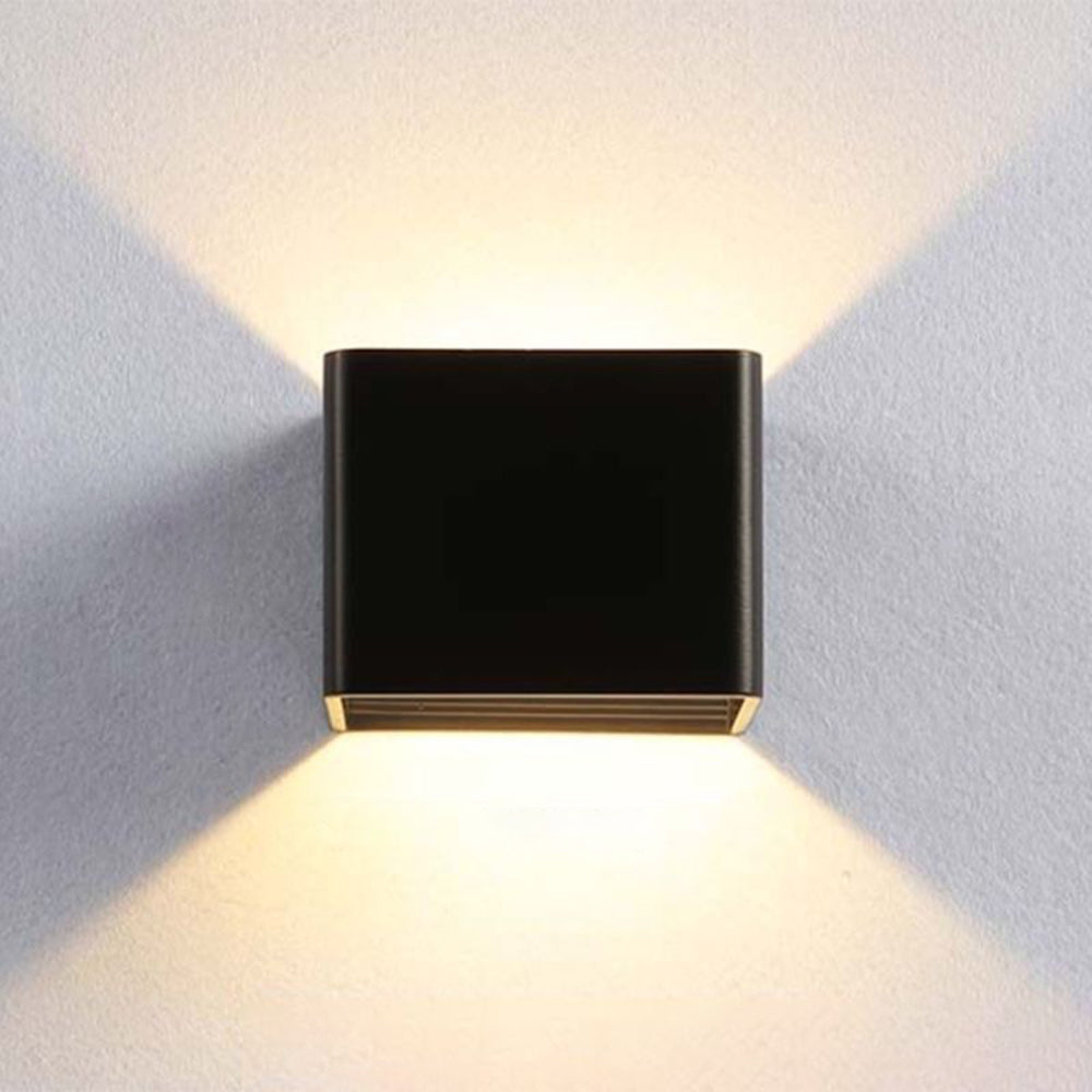 Junips | OrrSquare – Modern square wall lamp for stylish lighting