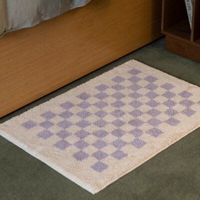 Junips | Soft, fluffy bathroom rug with check pattern