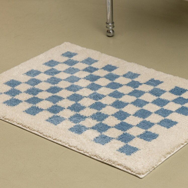 Junips | Soft, fluffy bathroom rug with check pattern