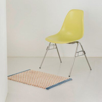 Junips | Soft, fluffy bathroom rug with check pattern