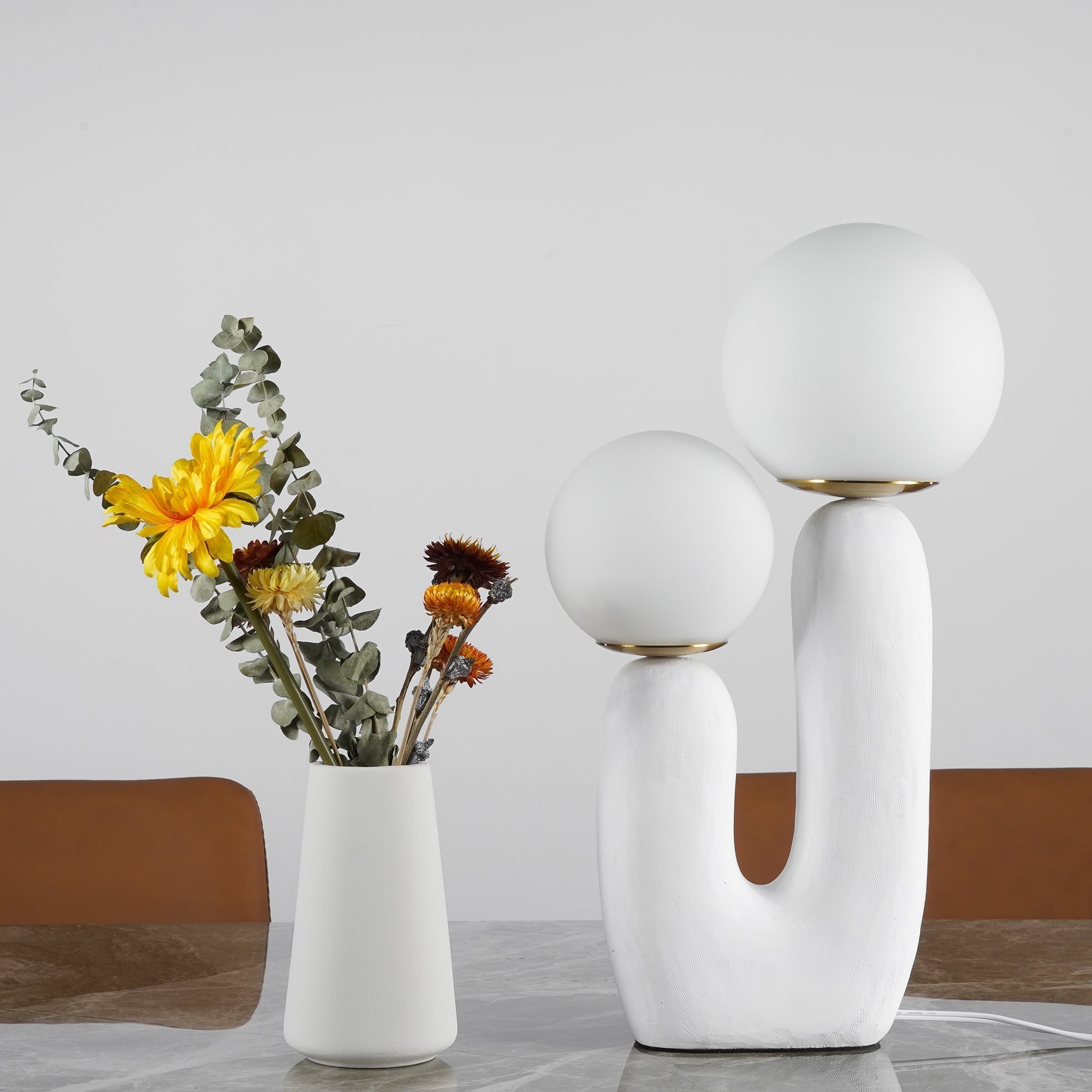 Junips | Contemporary Style Table Lamp with Natural Accent