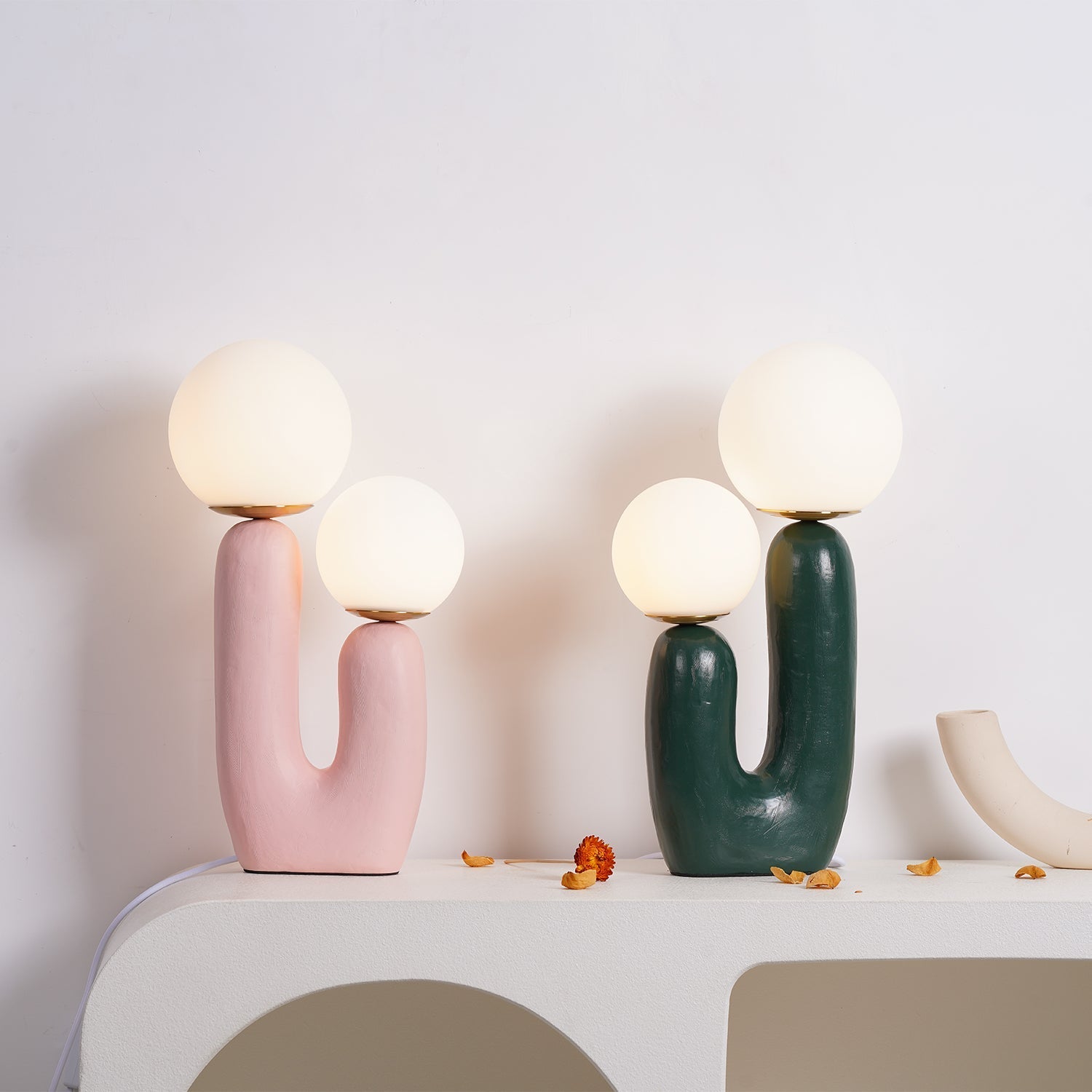 Junips | Contemporary Style Table Lamp with Natural Accent